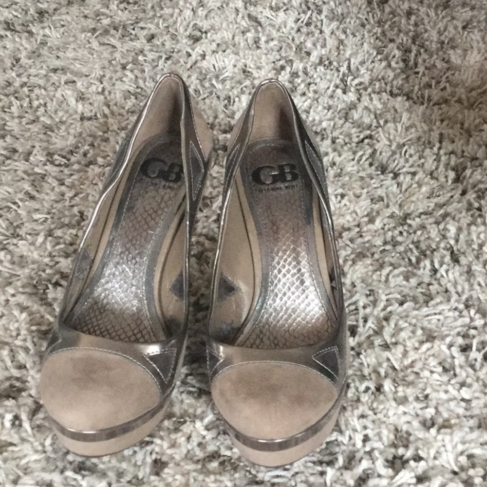 Suede with gun metal detailed outline design 👠